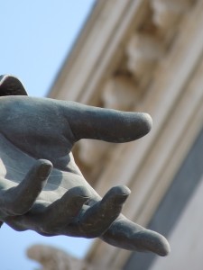 Marseille Hand Bronze Trust Pixabay